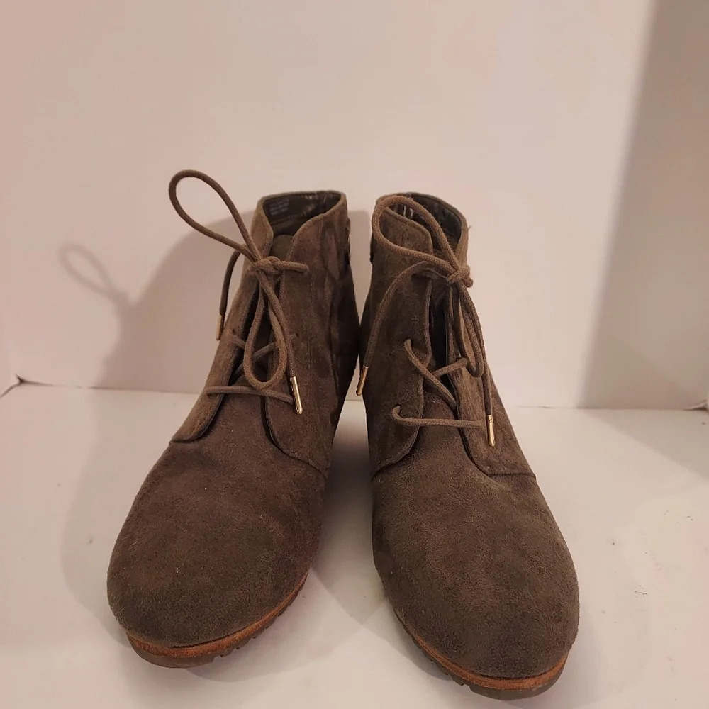 Dr. Scholl's Shoes Olive Green Microfiber Conquer Ankle Booties in Size 7.5M